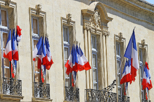 Bâtiment public avec des drapeaux français
